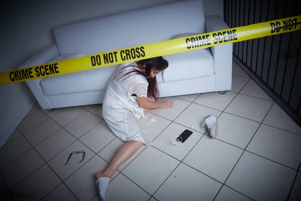 Crime Scene Woman Liyng Dead Sofa — Stock Photo, Image