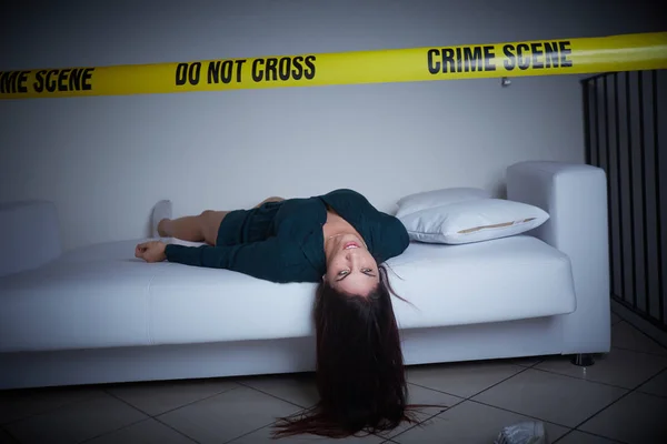 Escena Del Crimen Mujer Liyng Muerto Sofá — Foto de Stock