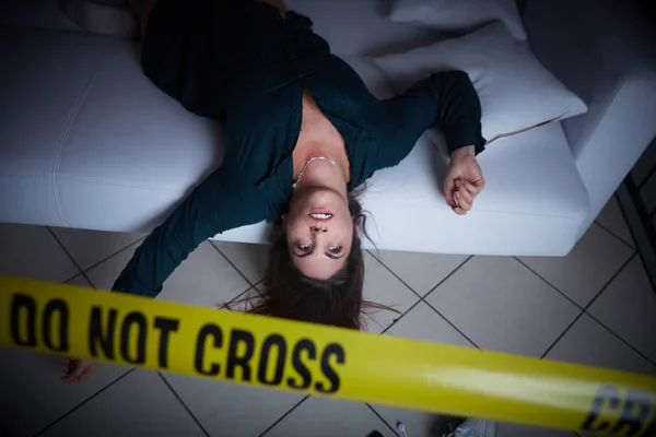 Σκηνή Του Εγκλήματος Γυναίκα Lyng Νεκρός Στον Καναπέ — Φωτογραφία Αρχείου