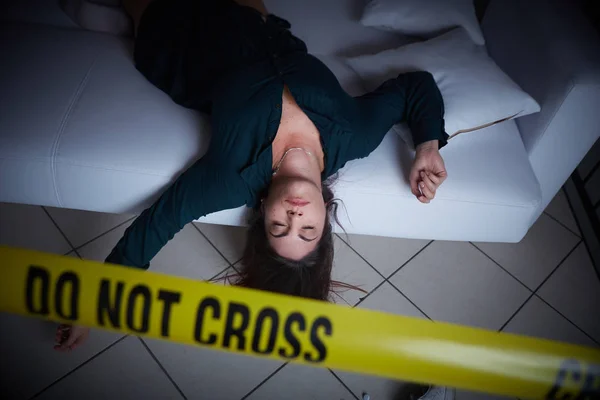 Scène Crime Femme Liyng Morte Sur Canapé — Photo