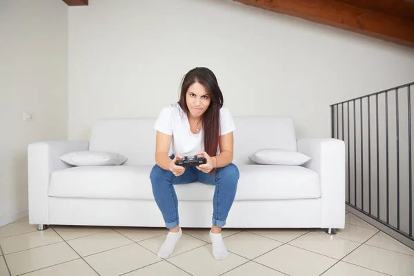 Jolie Femme Jouer Des Jeux Vidéo Sur Canapé — Photo