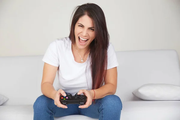 Güzel Kadın Kanepede Video Oyunları Oynuyor — Stok fotoğraf