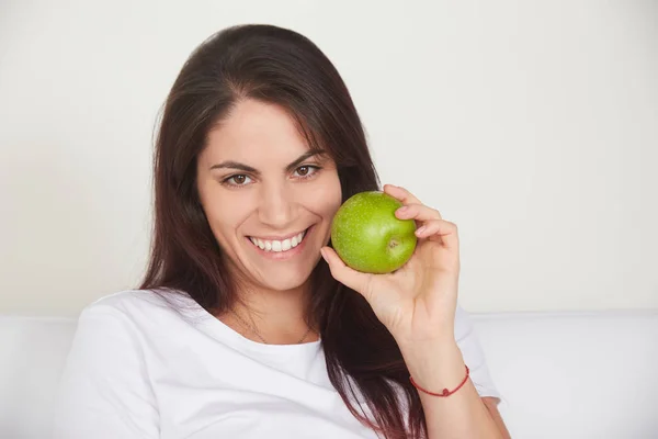 Vacker Kvinna Anläggningen Grönt Äpple — Stockfoto