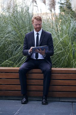 Yetişkin işadamı şehir ortamında vuruldu