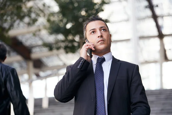 Hombre Negocios Hablando Con Móvil Entorno Urbano — Foto de Stock