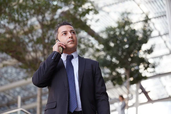 Hombre Negocios Hablando Con Móvil Entorno Urbano — Foto de Stock