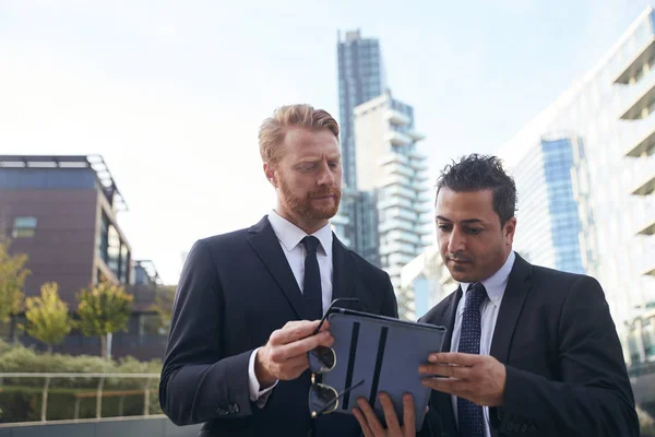 Gente Negocios Trabajando Fuera Del Edificio Oficinas — Foto de Stock