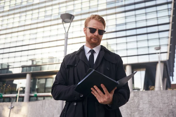 Adulto Hombre Negocios Baleado Entorno Urbano — Foto de Stock