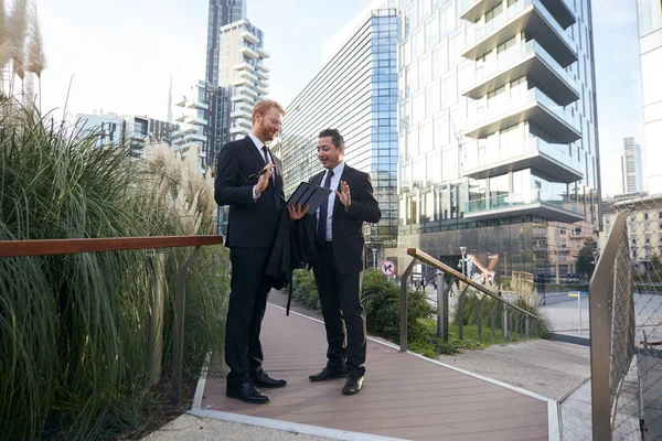 Gente Negocios Trabajando Fuera Del Edificio Oficinas — Foto de Stock