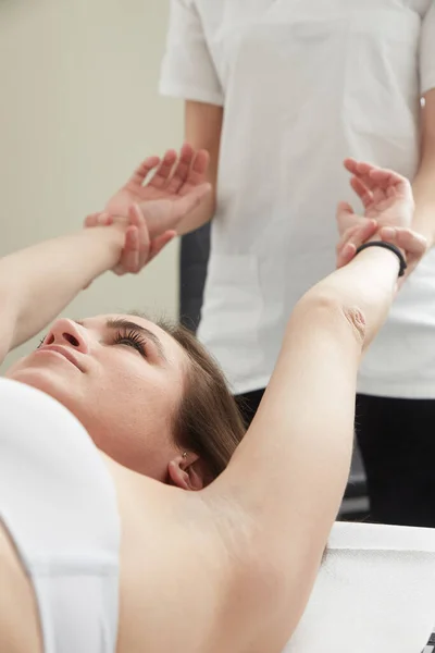 Vrouwelijke Genieten Ontspannende Massage Cosmetologie Spa Center — Stockfoto