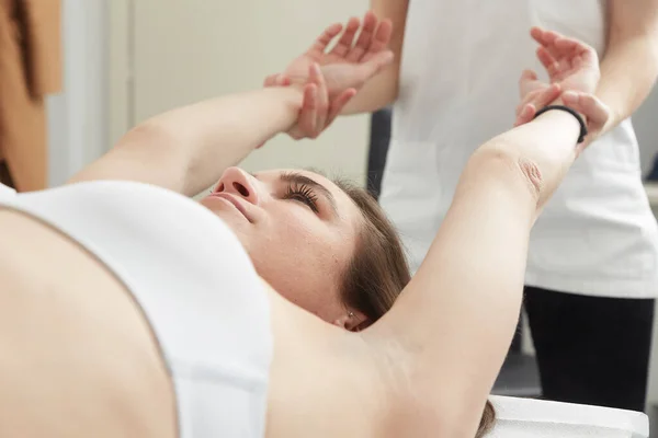 Vrouwelijke Genieten Ontspannende Massage Cosmetologie Spa Center — Stockfoto