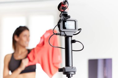 Formda blogcu yeni kıyafetlerden bahsediyor.