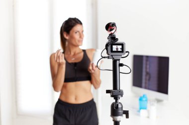 Protein takviyelerinden bahseden formda bir blog yazarı