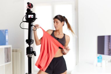 Formda blogcu yeni kıyafetlerden bahsediyor.