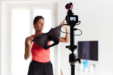 Formda blogcu yeni kıyafetlerden bahsediyor.