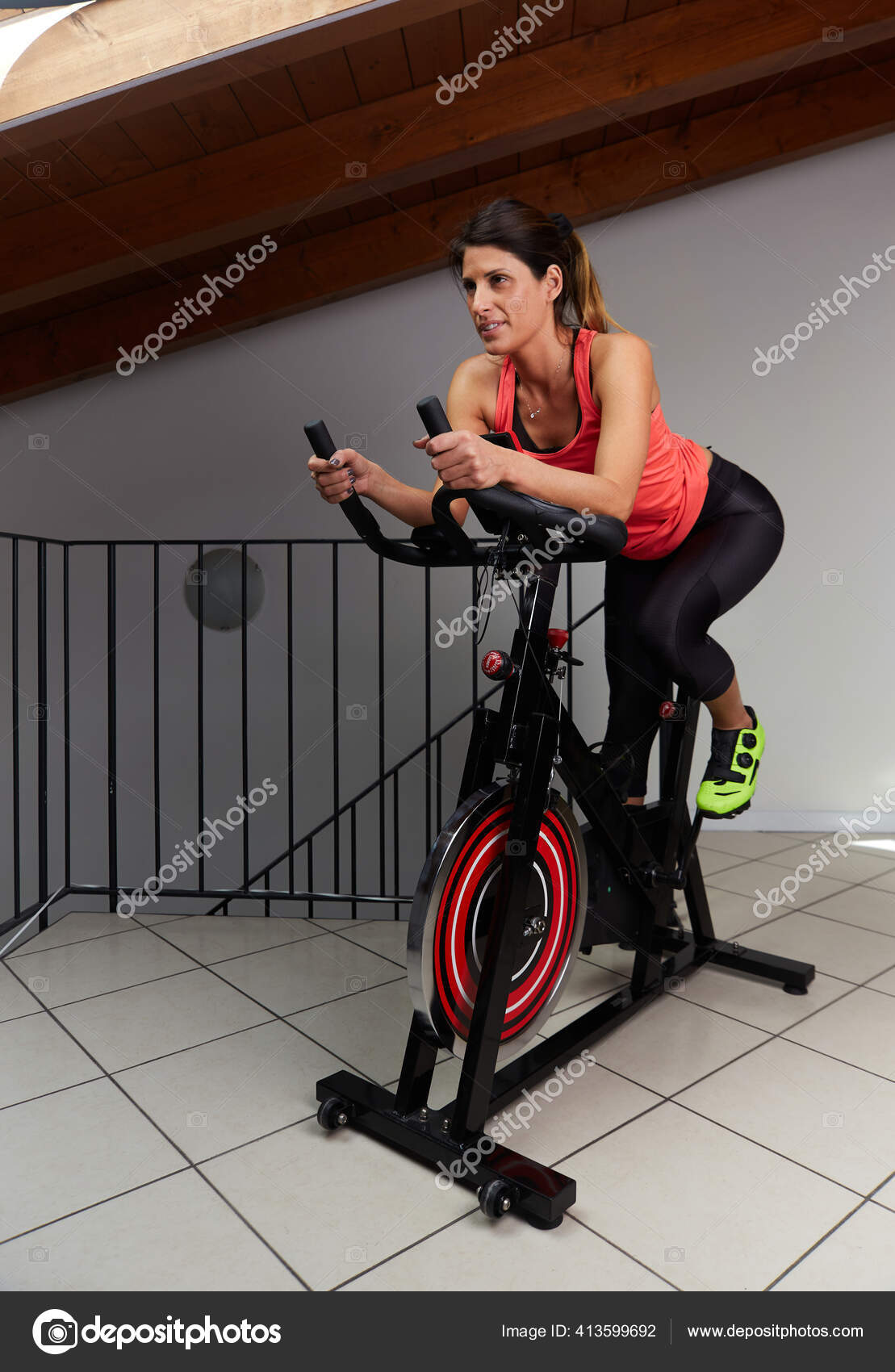 Mujer Girando Casa Haciendo Ejercicio Para Sus Piernas