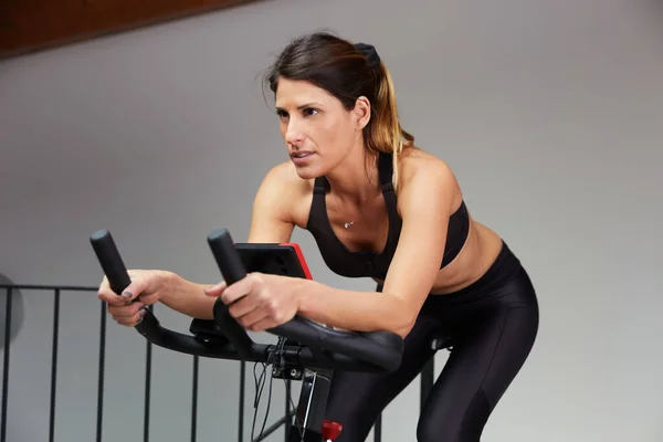 Mujer Girando Casa Haciendo Ejercicio Para Sus Piernas Entrenamiento Cardiovascular — Foto de Stock