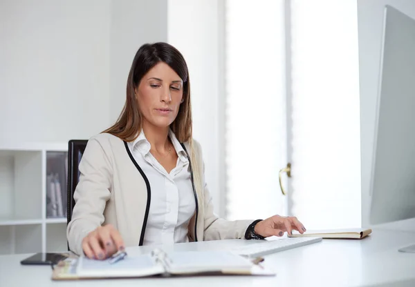 Zakenvrouw Werken Kantoor — Stockfoto