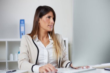 Merkez büroda çalışan iş kadını.