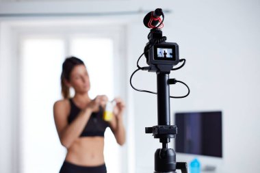 Yulaf barından bahseden fit bir nüfuzlu.