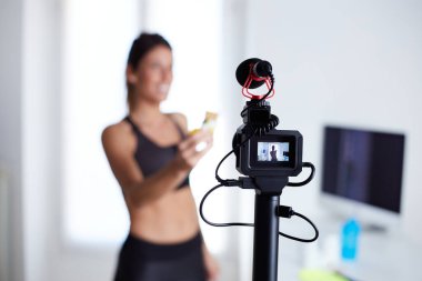 Yulaf barından bahseden fit bir nüfuzlu.