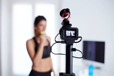 Yulaf barından bahseden fit bir nüfuzlu.