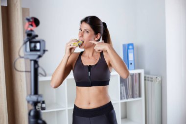 Yulaf barından bahseden fit bir nüfuzlu.