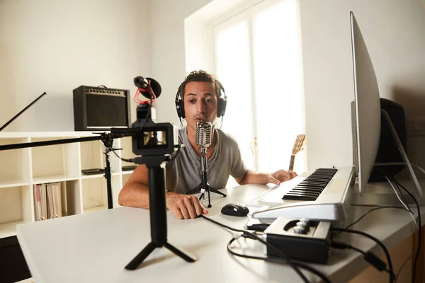 Video Blogger Hablando Grabación Música —  Fotos de Stock