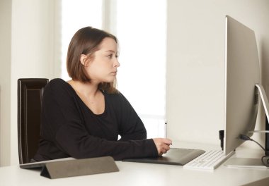 Yeni projede çalışan grafik tasarımcısı