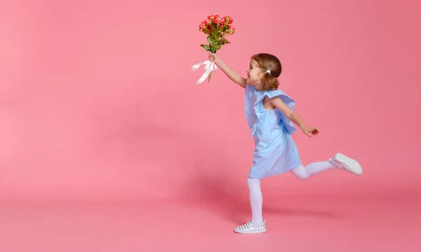 Grappige Kind Meisje Loopt Springt Met Boeket Bloemen Een Gekleurde — Stockfoto