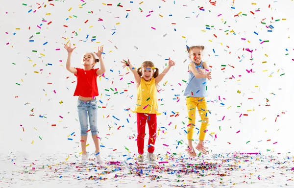 Gelukkige Kinderen Vakantie Veel Plezier Springen Veelkleurige Confetti Witte Pagina — Stockfoto