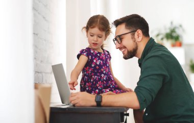 hom, bir bilgisayarda çalışan baba ve çocuk kızı