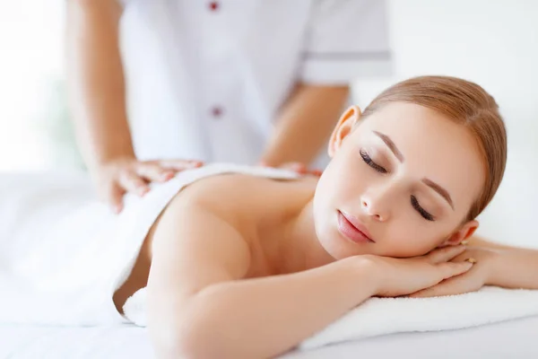 Uma Menina Bonita Gosta Massagem Tratamento Spa — Fotografia de Stock