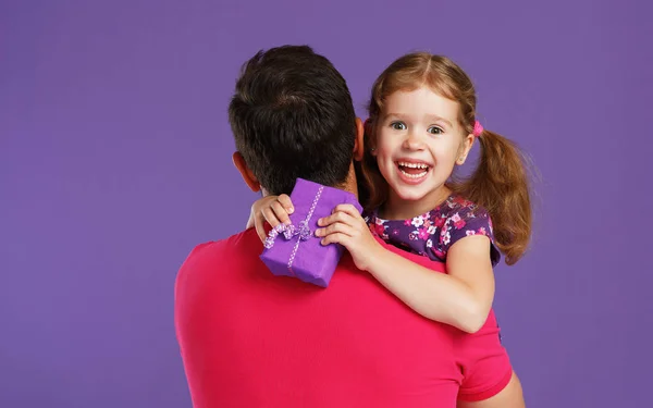 Feliz Día Del Padre Lindo Papá Hija Abrazando Color Violeta —  Fotos de Stock