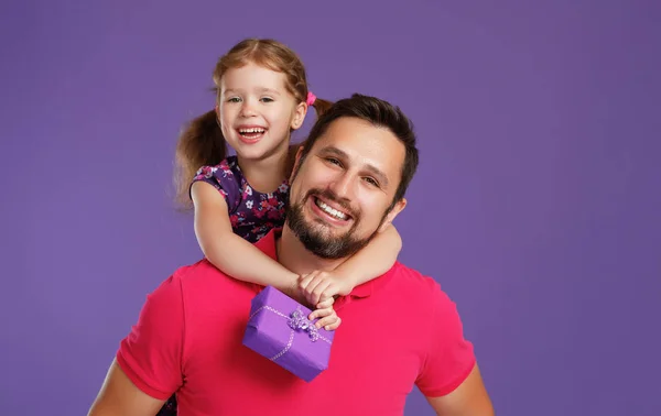 Happy Father Day Cute Dad Daughter Hugging Colored Violet Backgroun — Stock Photo, Image