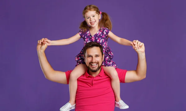 幸せな父の日 かわいい父と娘の色紫背景があるにハグ — ストック写真