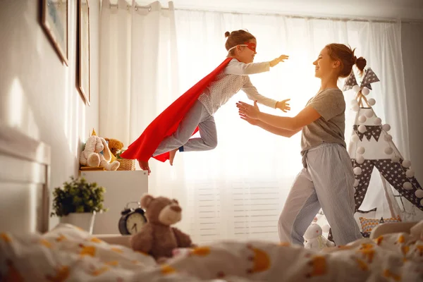 Дитяча Дівчина Костюмі Супергероя Маскою Червоним Плащем Вдома — стокове фото