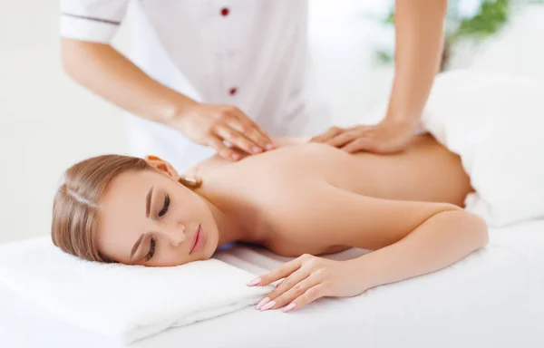 Beautiful Girl Enjoys Massage Spa Treatments — Stock Photo, Image