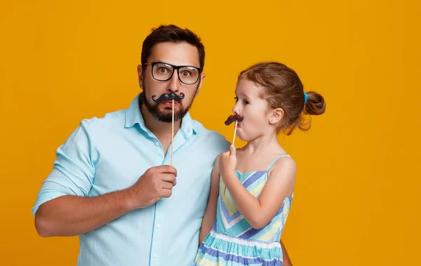 Glücklicher Vatertag Lustiges Vater Tochter Gespann Mit Schnurrbart Das Auf — Stockfoto