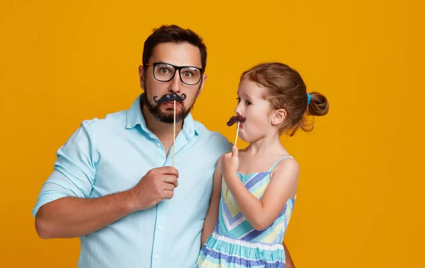 Feliz Día Del Padre Divertido Papá Hija Con Bigote Jugando — Foto de Stock