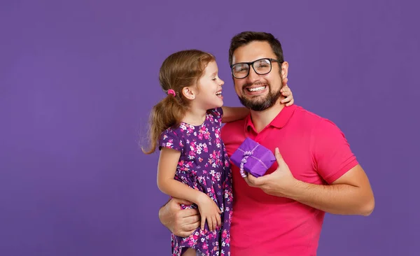 Happy Father Day Cute Dad Daughter Hugging Colored Violet Backgroun — Stock Photo, Image