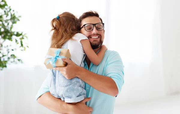 Ημέρα Του Πατέρα Ευτυχισμένη Οικογένεια Κόρη Αγκαλιάζει Μπαμπάς Και Γέλια — Φωτογραφία Αρχείου