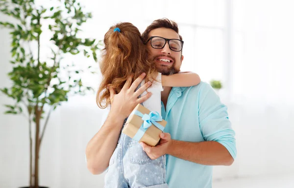 Dzień Ojca Szczęśliwa Rodzina Córka Przytulanie Tata Śmieje Się Wakacje — Zdjęcie stockowe