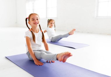 Yoga ve gy jimnastik yapıyor çocuk kız