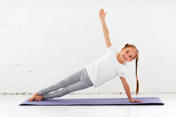Dziecko Dziewczynka Robi Joga Gimnastyka — Zdjęcie stockowe