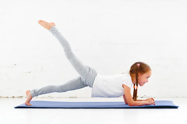 Mädchen Macht Yoga Und Gymnastik Der Klinik — Stockfoto