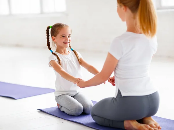 Mutter Mit Kind Praktiziert Yoga Lotus Pose — Stockfoto