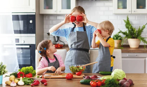 Mutter Mit Kindern Bereitet Gemüsesalat Bei Hom — Stockfoto