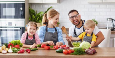 hom, sebze salatası hazırlama çocuklu mutlu aile
