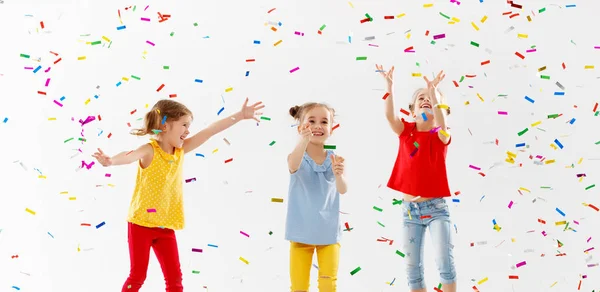 Bambini Felici Vacanza Divertono Saltano Coriandoli Multicolori Sfondo Bianco — Foto Stock